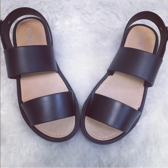 Kali Shoes - Black bamboo putter sandals.