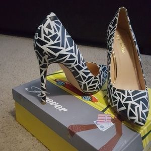 Black and White printed pumps