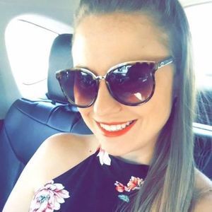 Meet your Posher, Caitlin