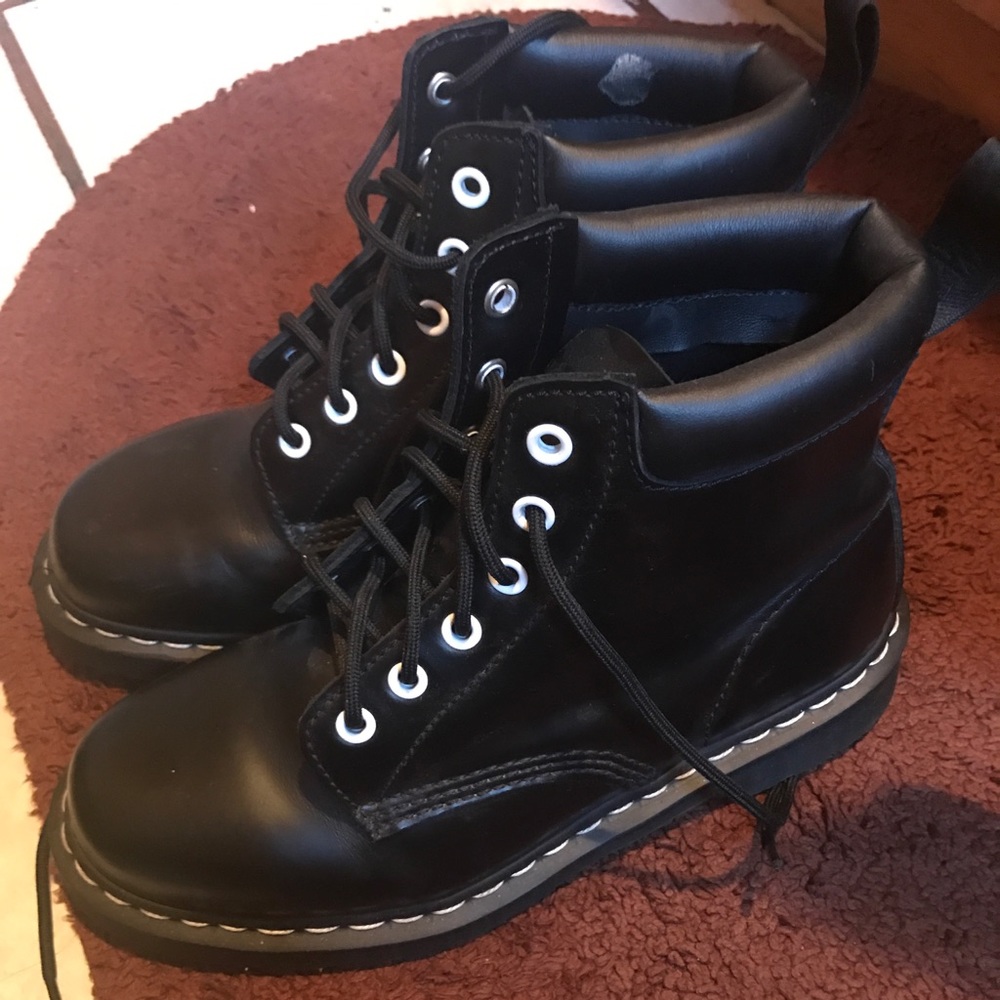 Black dr martens PRICE FIRM