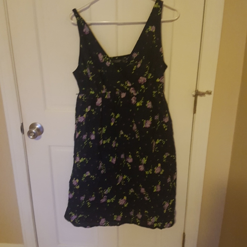 Beautiful floral sundress!