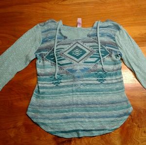 Lightweight hooded No Boundaries sweater