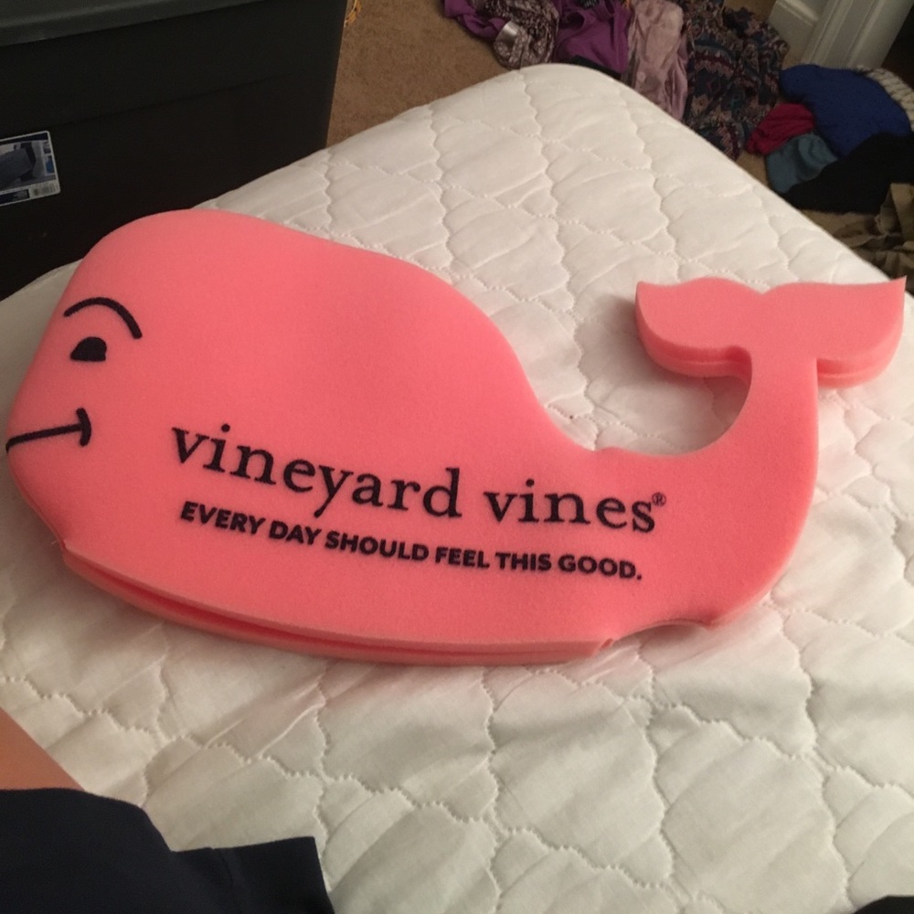 Foam vineyard vines whale hat