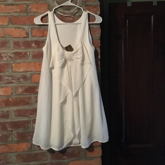 White dress with bow accent - Picture 2 of 5