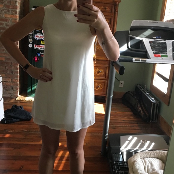 White dress with bow accent - Picture 4 of 5