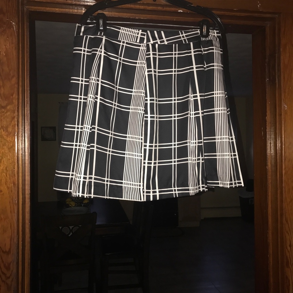 Black & white mini skirt
