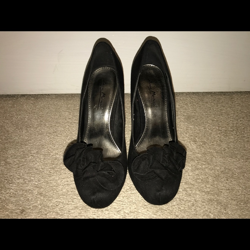 Black Ruffle Front Pumps