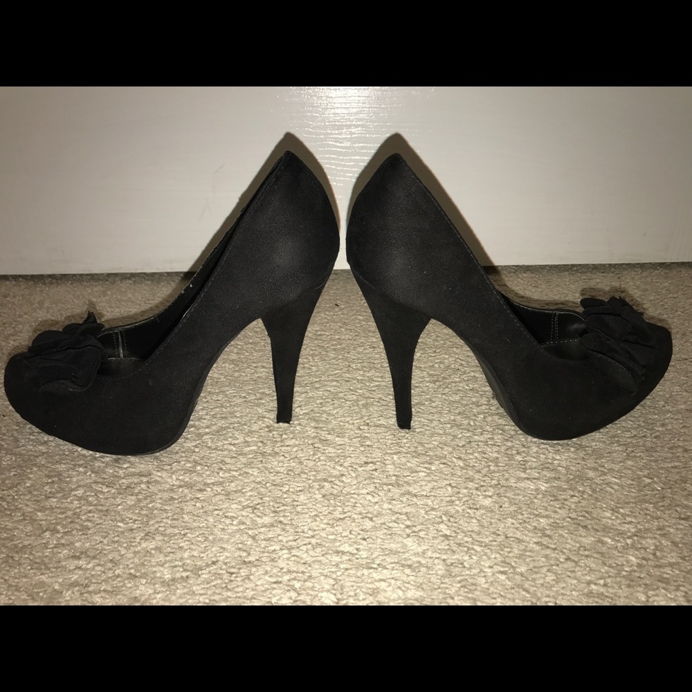 Black Ruffle Front Pumps - Picture 3 of 4