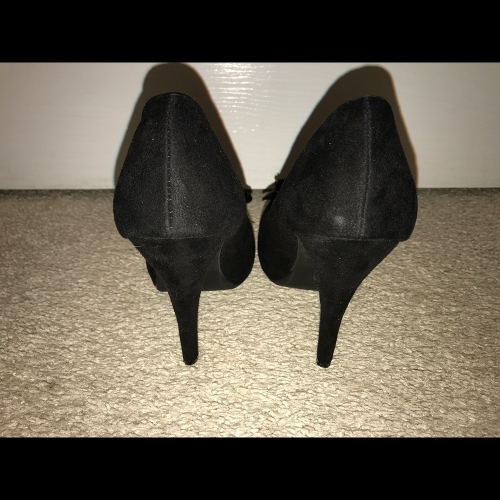 Black Ruffle Front Pumps - Picture 4 of 4