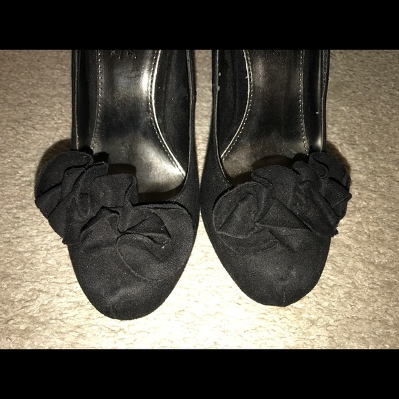 Black Ruffle Front Pumps - Picture 2 of 4