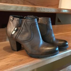 Clark distressed bootie