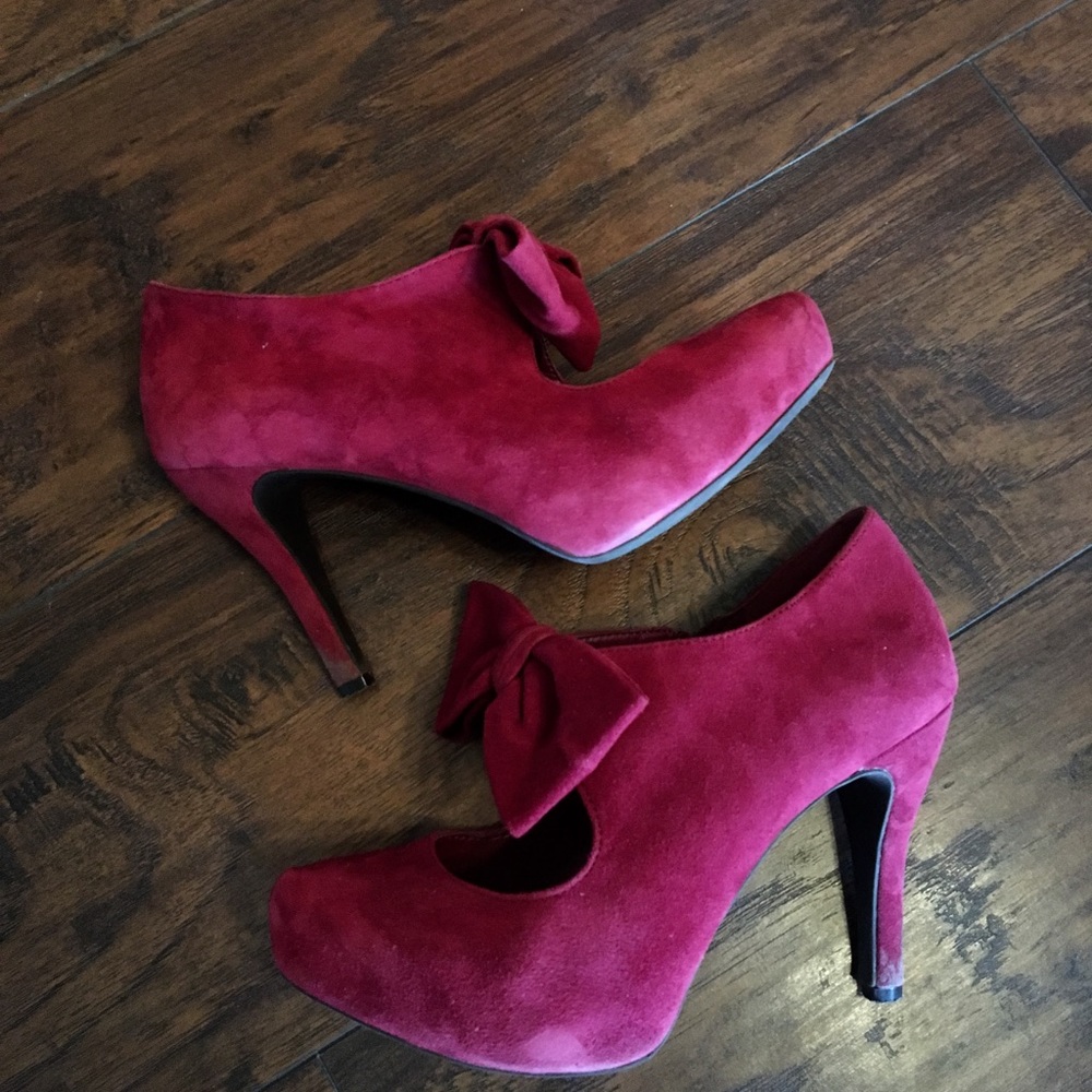 Velvet bow heels