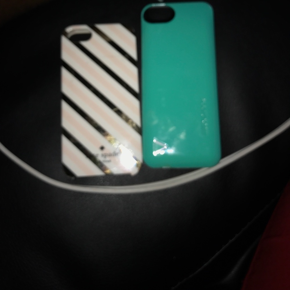 Cell phone charger and iPhone 5/se case