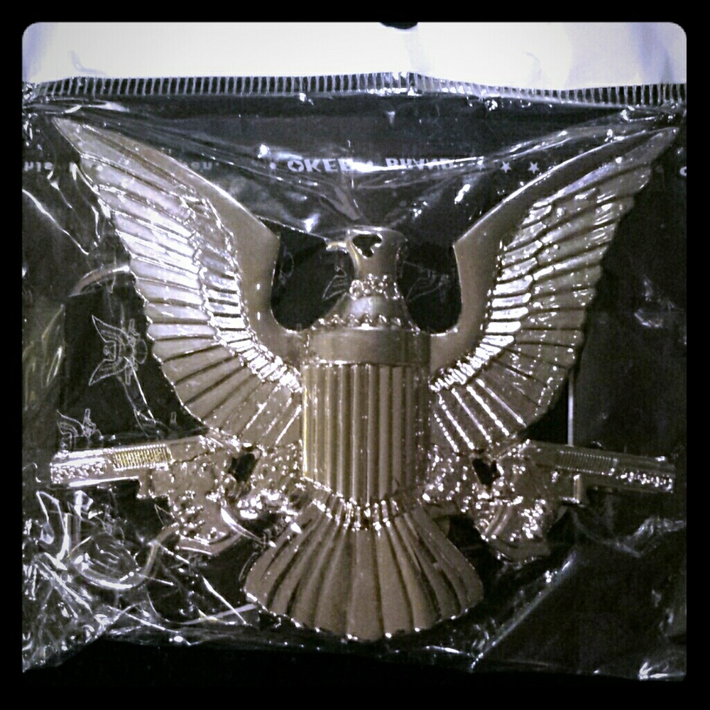 Armed eagle belt buckle