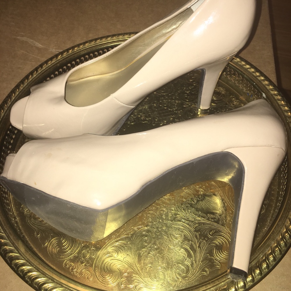 Nude pumps