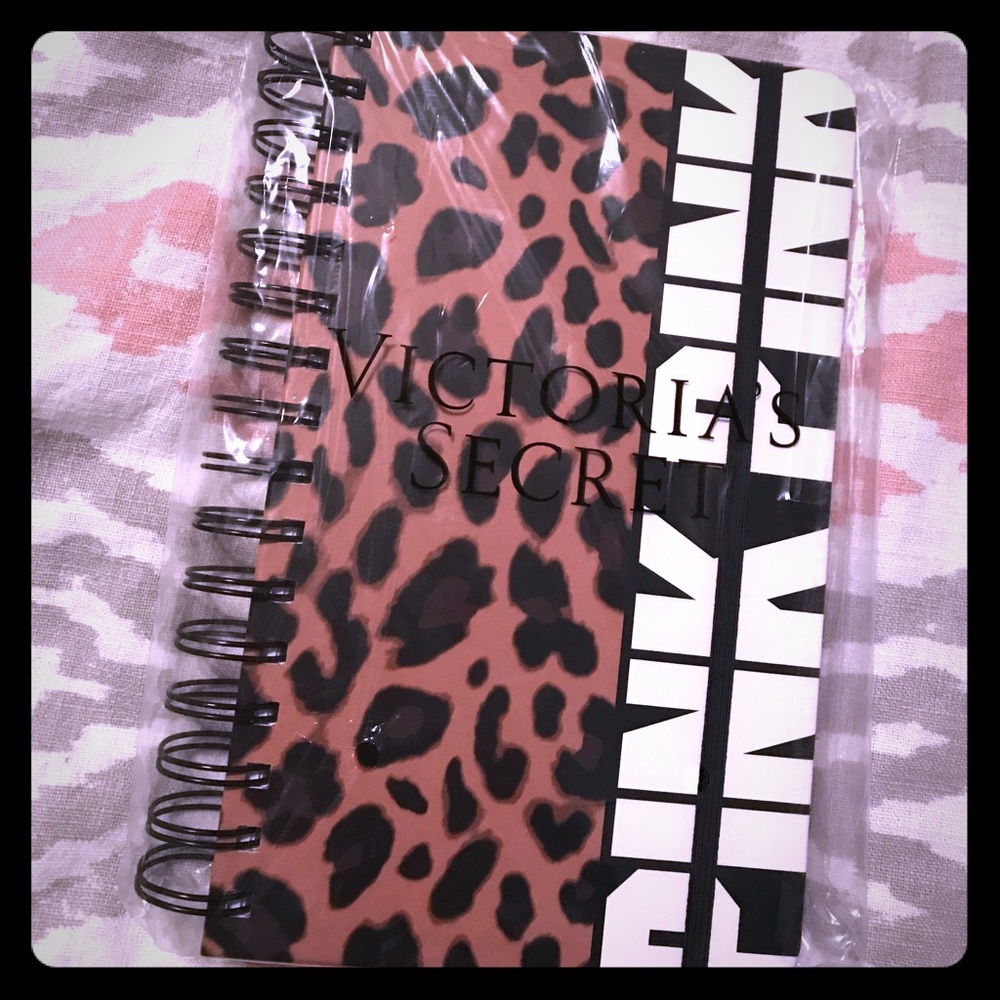 Pink Victorias Secret cheetah planner 🐯
