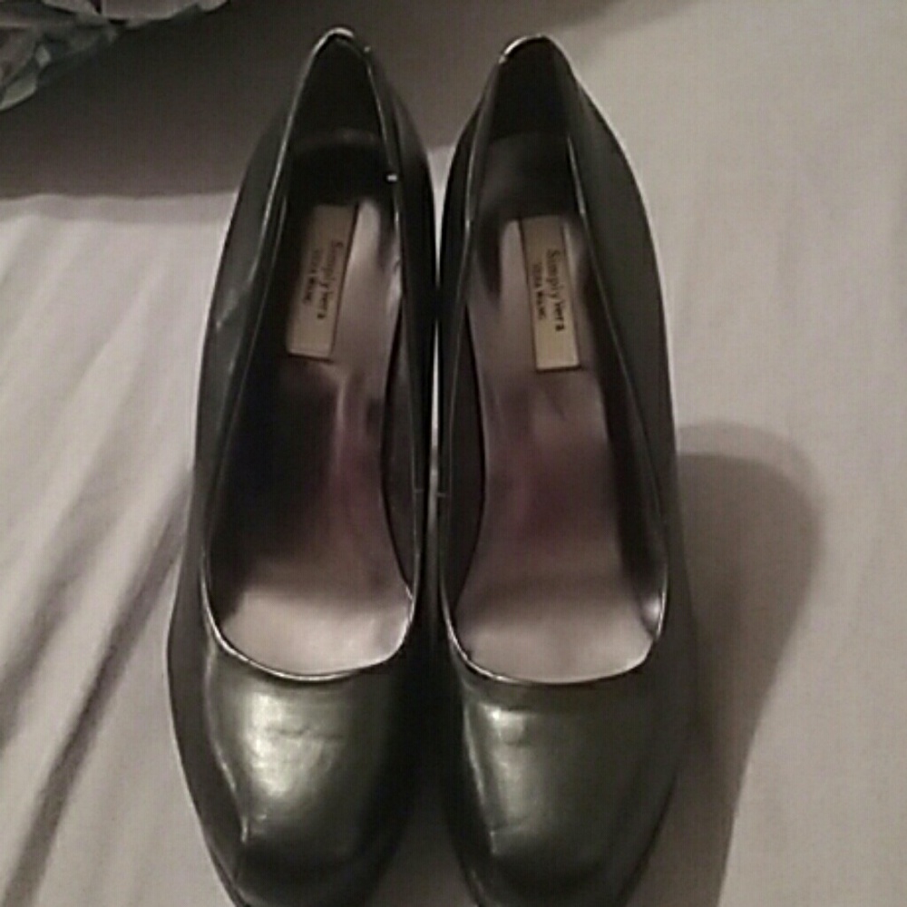 Vera Wang black heels