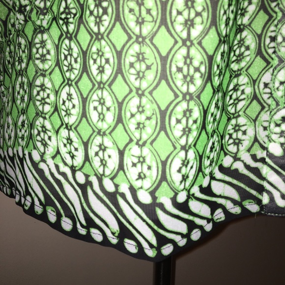 Vince Camuto top in green and black - Picture 6 of 8