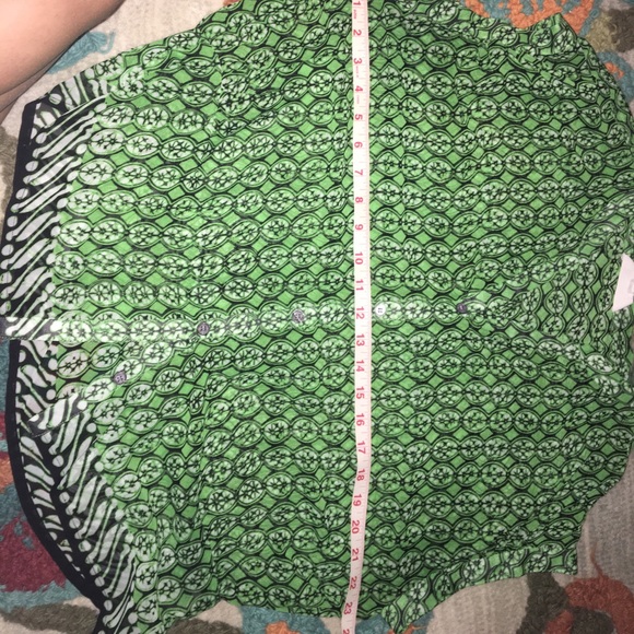 Vince Camuto top in green and black - Picture 8 of 8