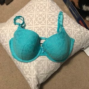 NEVER WORN VICTORIA SECRET BRA