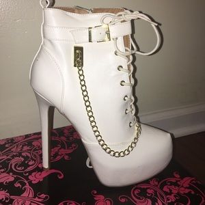 White lace up bootie with chain
