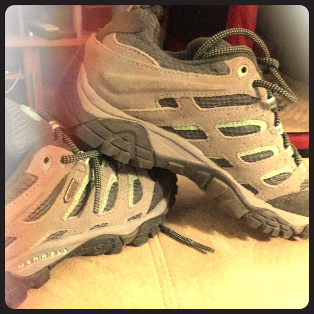 Waterproof hiking tennis shoes