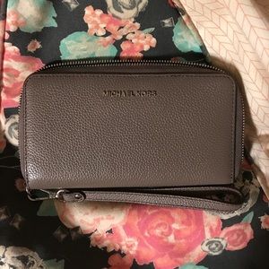 Michael Kors Wallet & Wristlet
