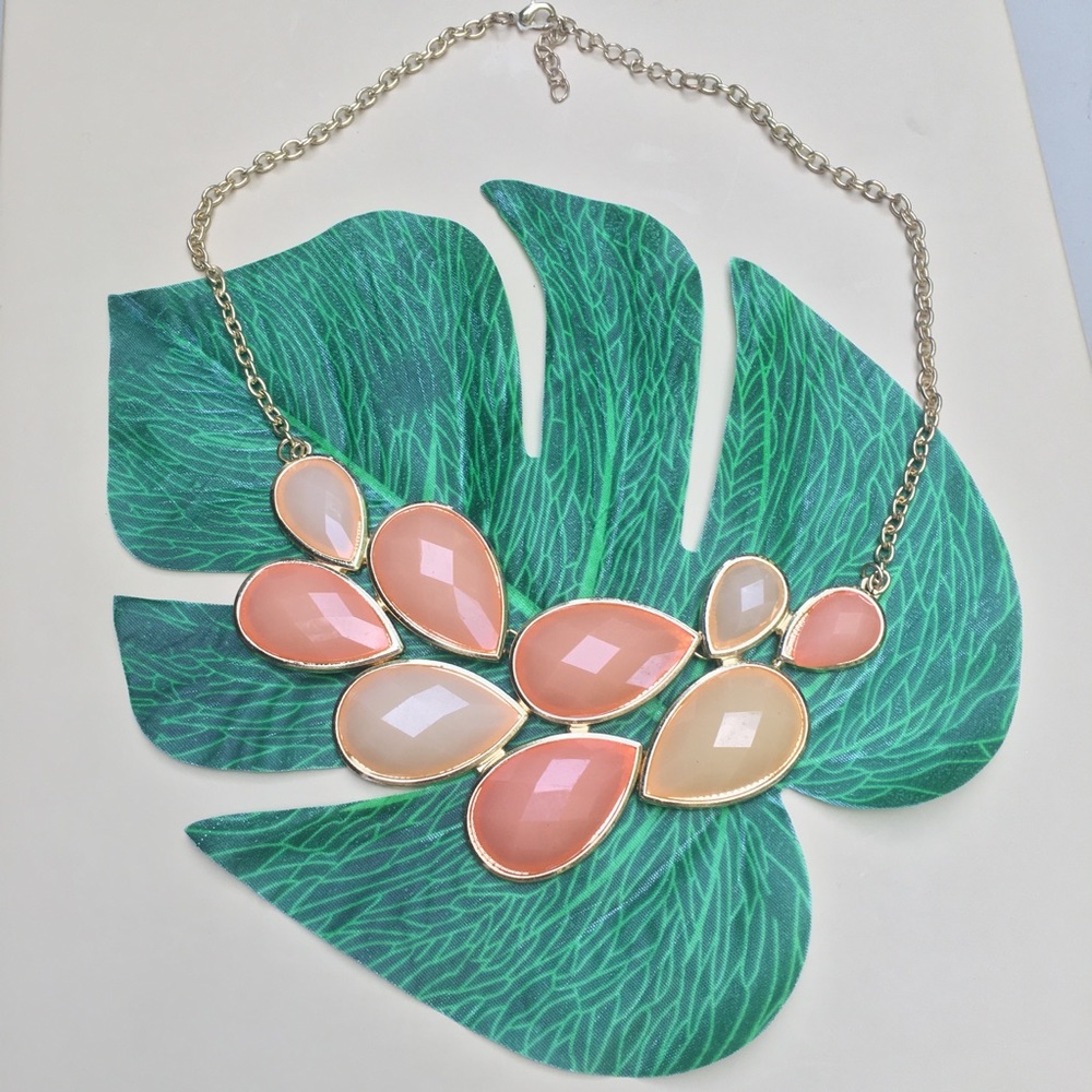 NWOT Peach and Coral Fashion Statement  Necklace