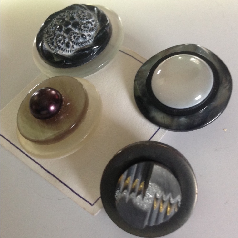 FINAL PRICE 4 buttons tacks..4th one in photos
