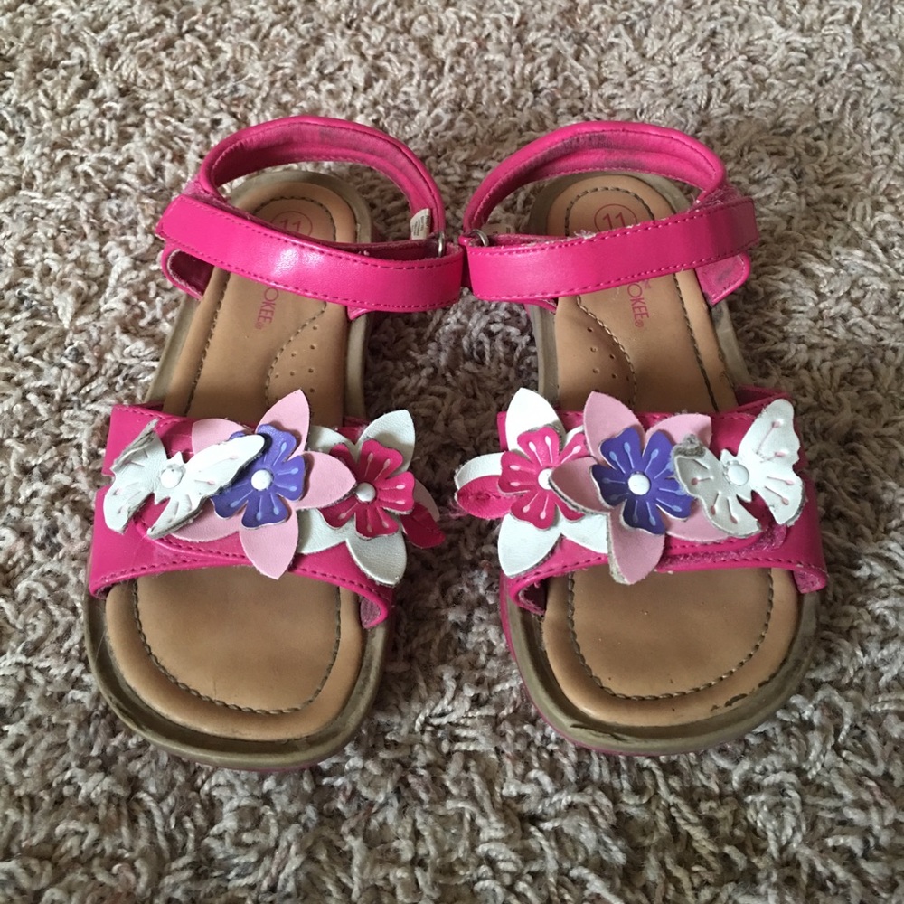Girls pink with flower Cherokee sandals.