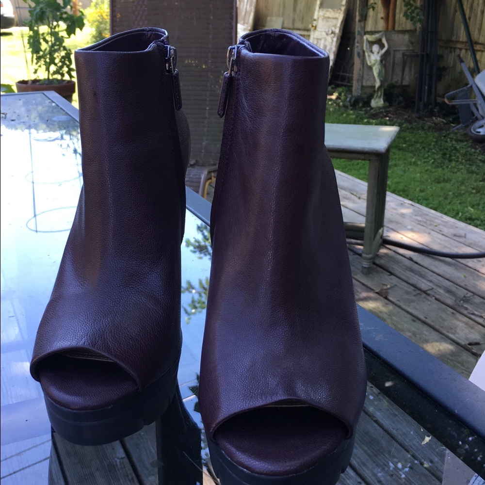 BCBG MAX AZ BOOTIE HEELS PEEP TOE SHOES SIZE 8