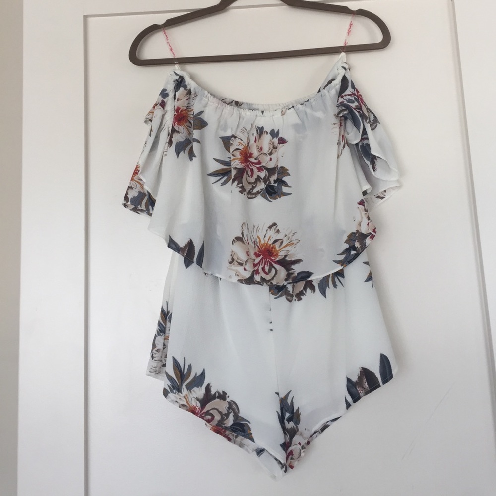 ⚜️Ivory off the shoulder floral Romper - Picture 5 of 8