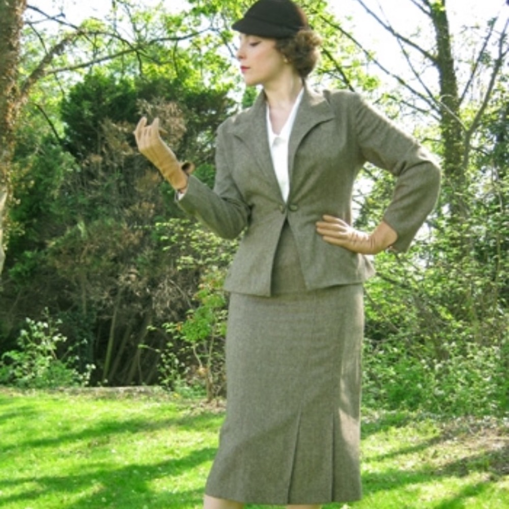 Vintage 2 piece tweed gray suit pockets & lined