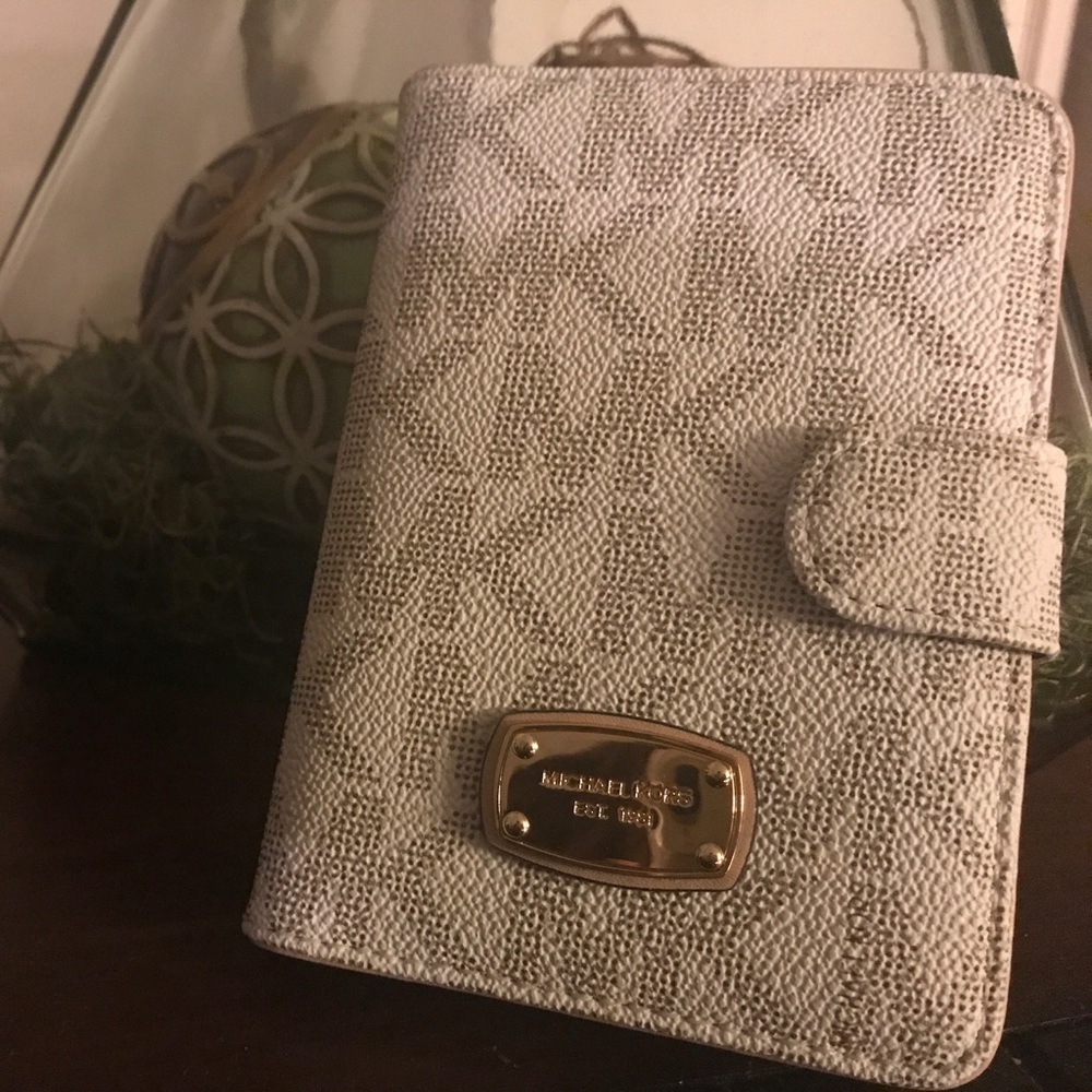 Michael Kors "Jet Set" Vanilla Passport Case