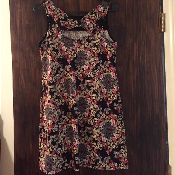 Fun and flirty dress! - Picture 2 of 4