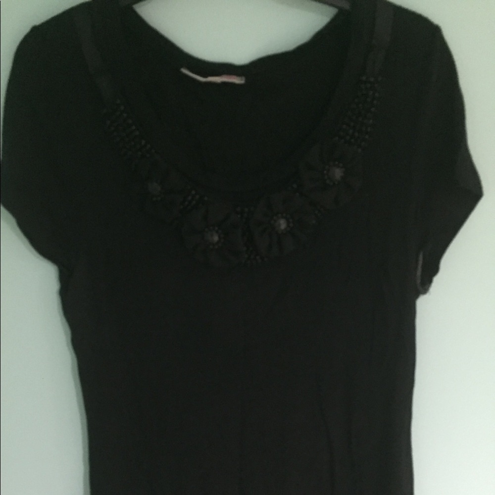 Cute top wit beaded flower detail