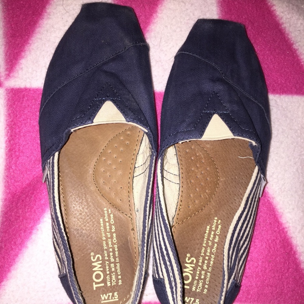 Navy blue stripes toms