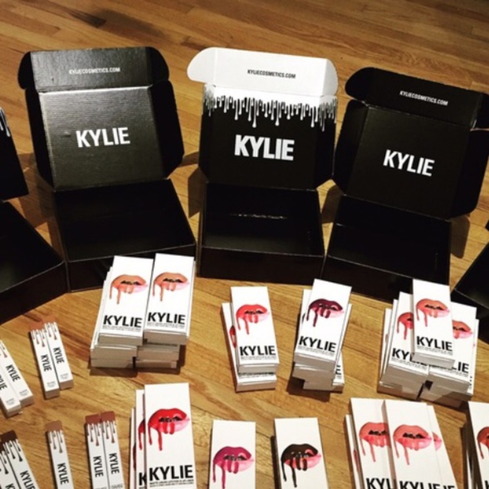 Black shipping box for aria169