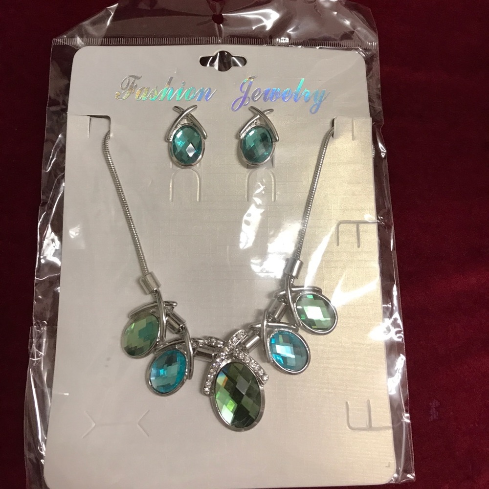 Necklace and earrings set.