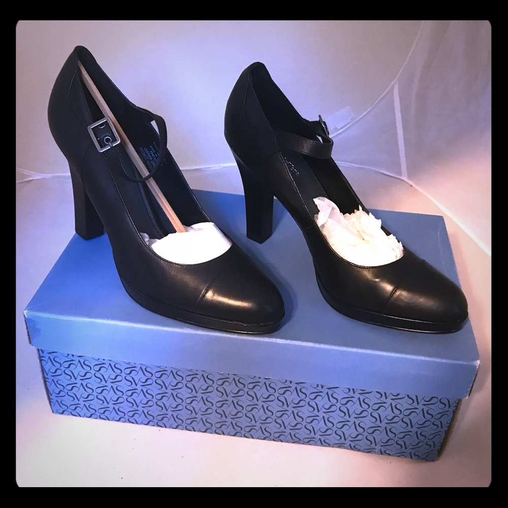 New Vera Wang leather Mary Janes