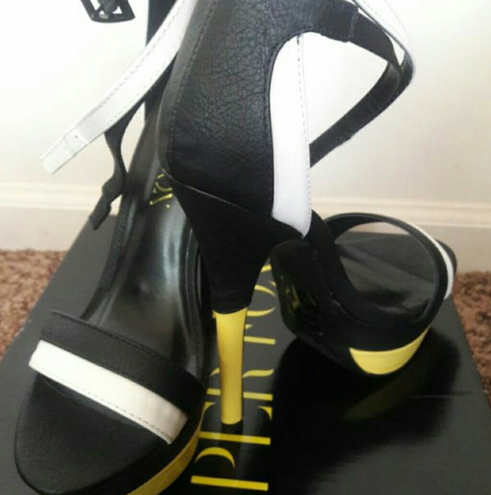 Open toe platform black white and yellow shoe