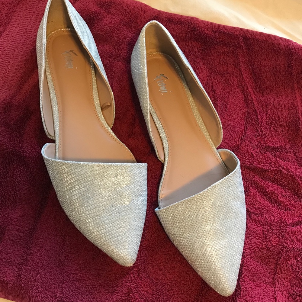 Women's 12 silver pointy-toe D'orsay flats