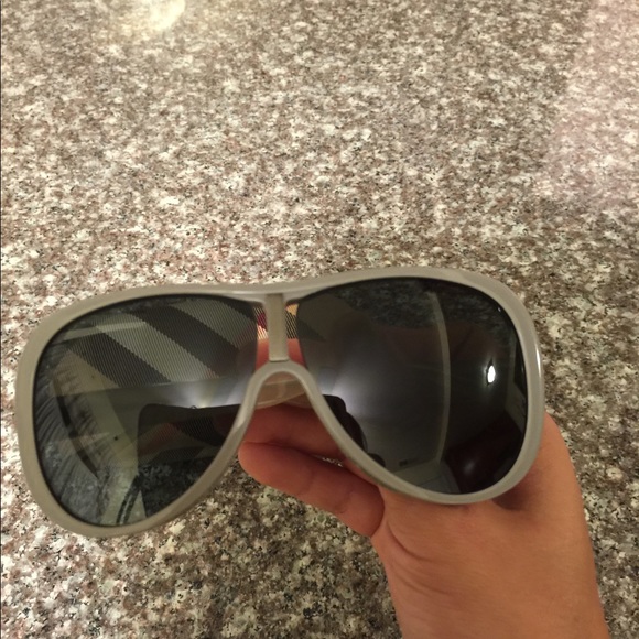 Burberry sunglasses main image 4
