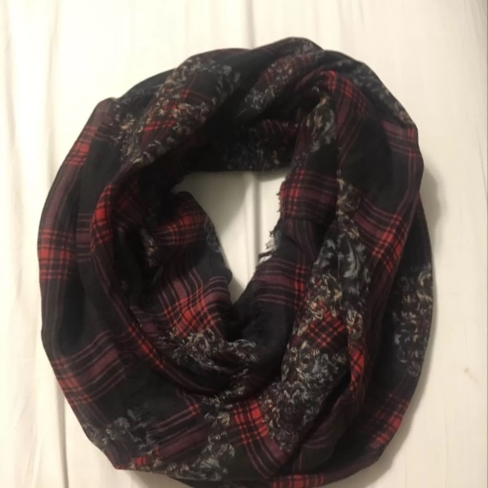 Skull infinity scarf.