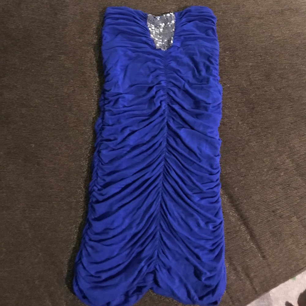 Super cute strapless blue dress!
