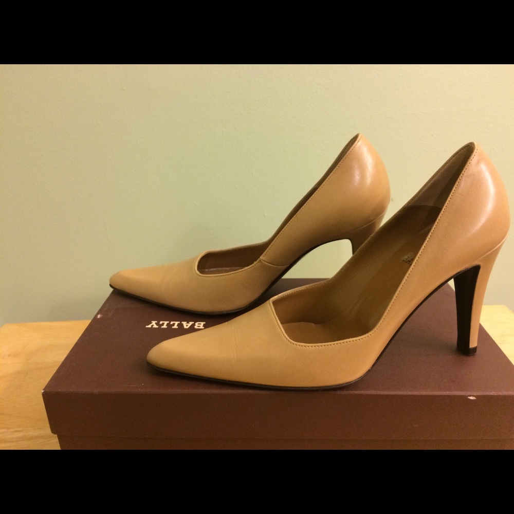 Bally Saltana leather pumps