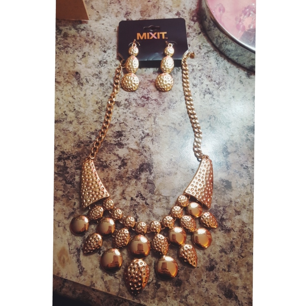 Gold necklace & earring set