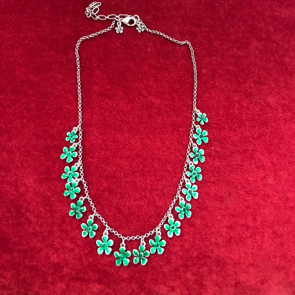 Beautiful and dainty Daisy necklace