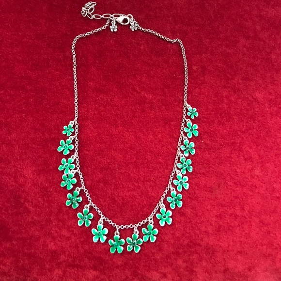 Beautiful and dainty Daisy necklace - Picture 1 of 5
