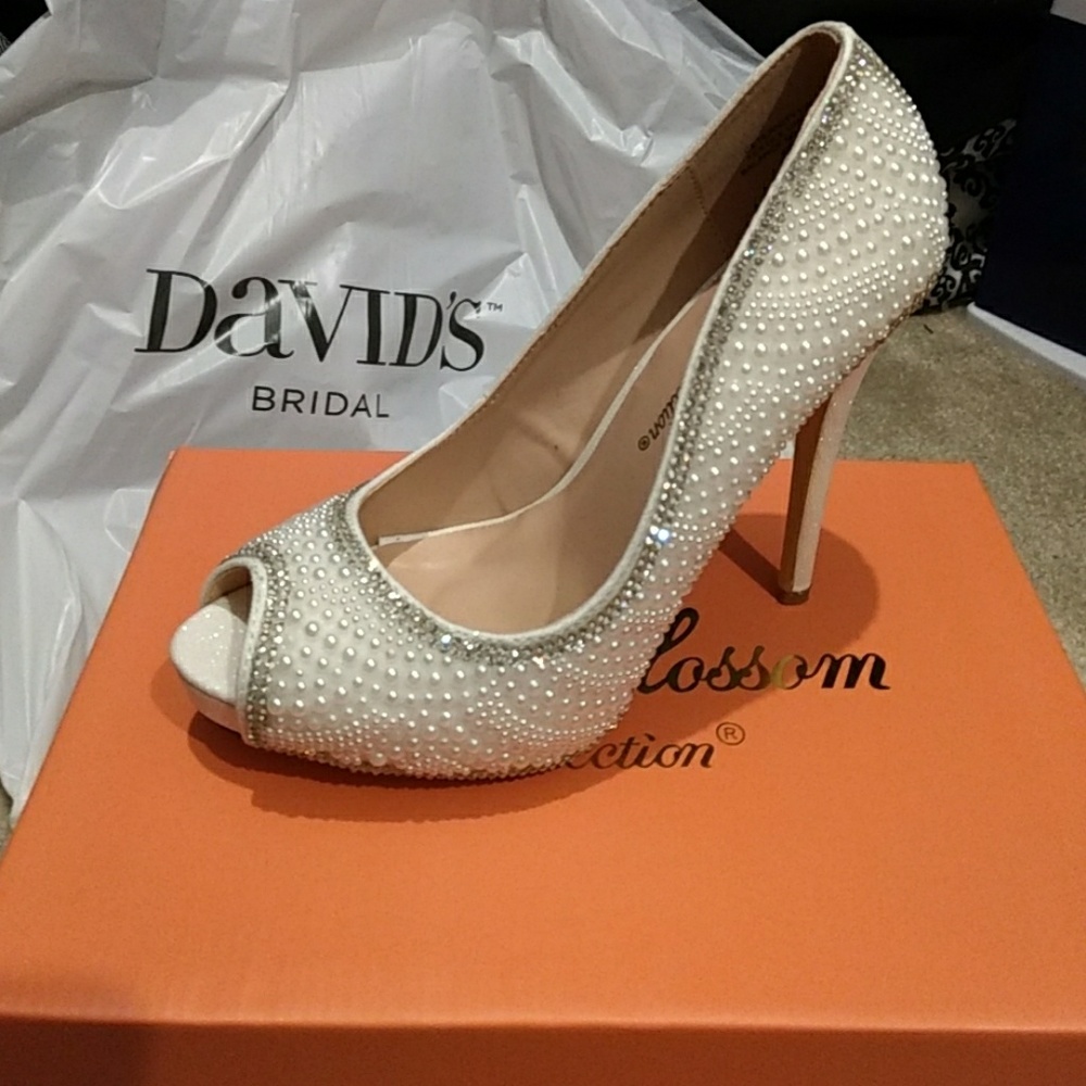 Bridal shoes... Size 7.5... Never worn